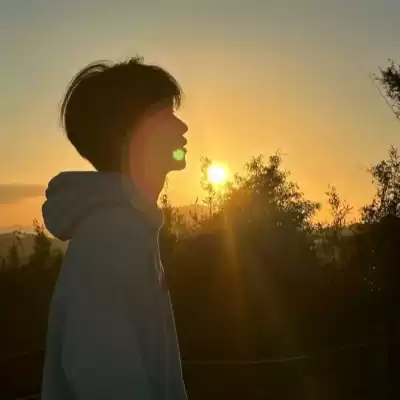 钟由希